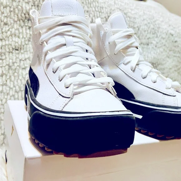 Woman’s Puma Platforms - Picture 9 of 12